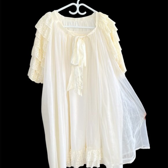 1960s IVORY COLOUR LACE PEIGNOIR NEGLIGEE SET, High Quality by Cahill Canada - Picture 1 of 8